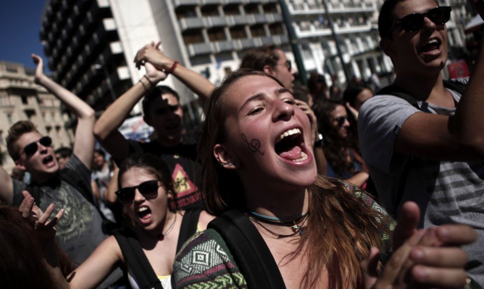 Graikijos studentai skanduoja šūkius proteste Atėnuose 