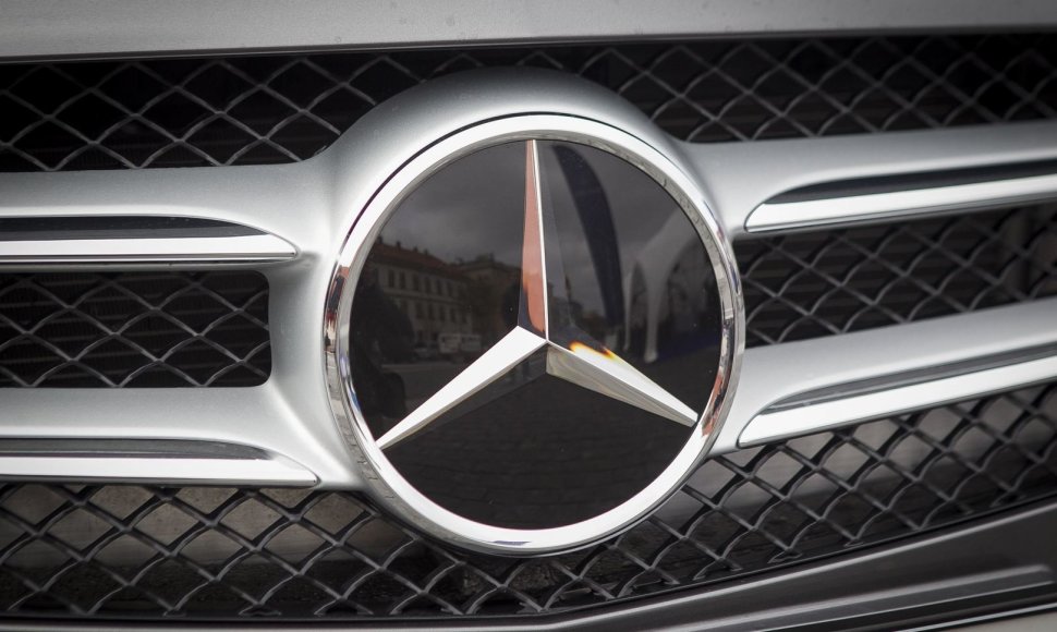 Rotušės aikštėje pristatyti naujausi „Mercedes-Benz“ modeliai