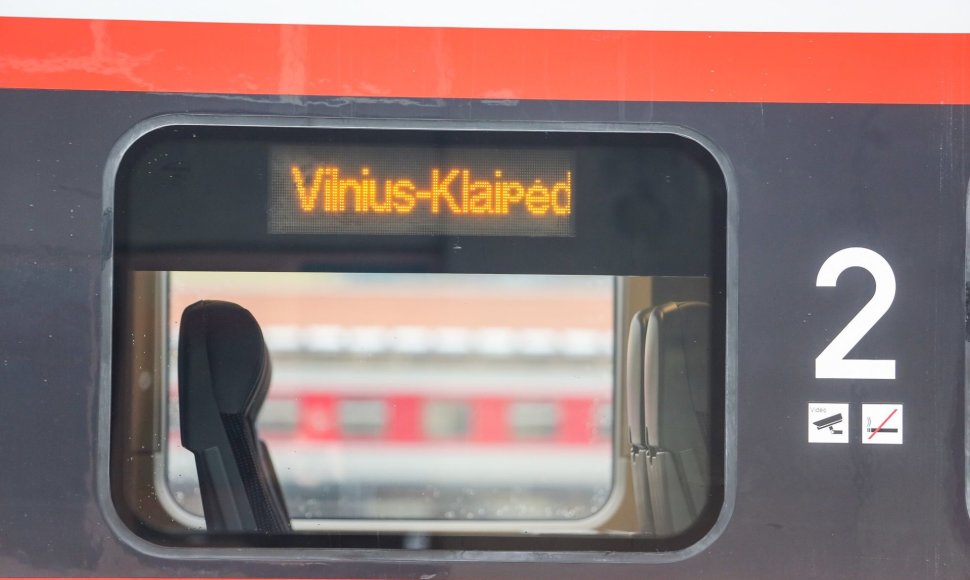 AB „Lietuvos geležinkeliai“ pristatė naują modernų traukinį