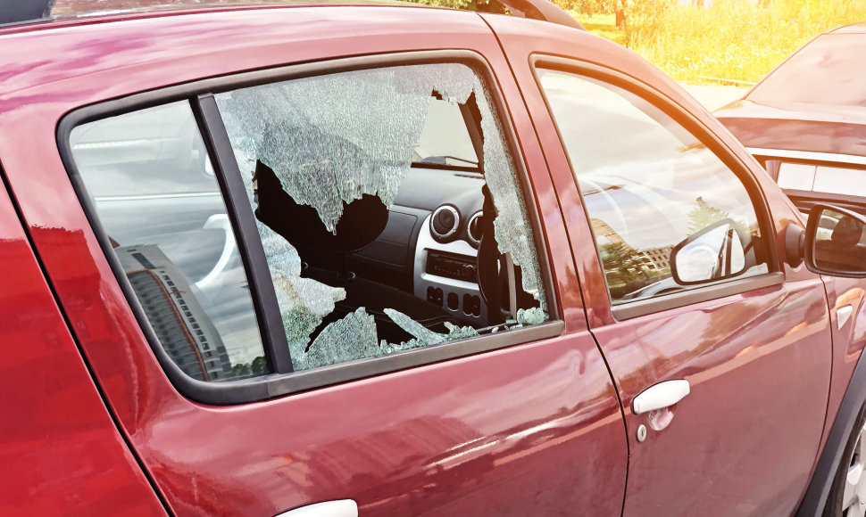 Išdaužtas automobilio langas