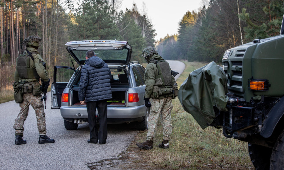 Įvedus nepaprastąją padėtį, kariškiai tikrina automobilį Druskininkų pasienio užkardos teritorijoje