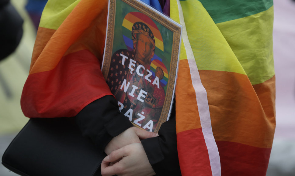 Lenkijos teismas išteisino aktyvistes dėl LGBT vaivorykštės ant religinio atvaizdo