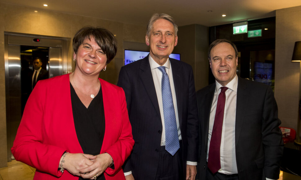  &Scaron;iaurės Airijos Demokratinės junionistų partijos vadovė Arlene Foster (kairėje)