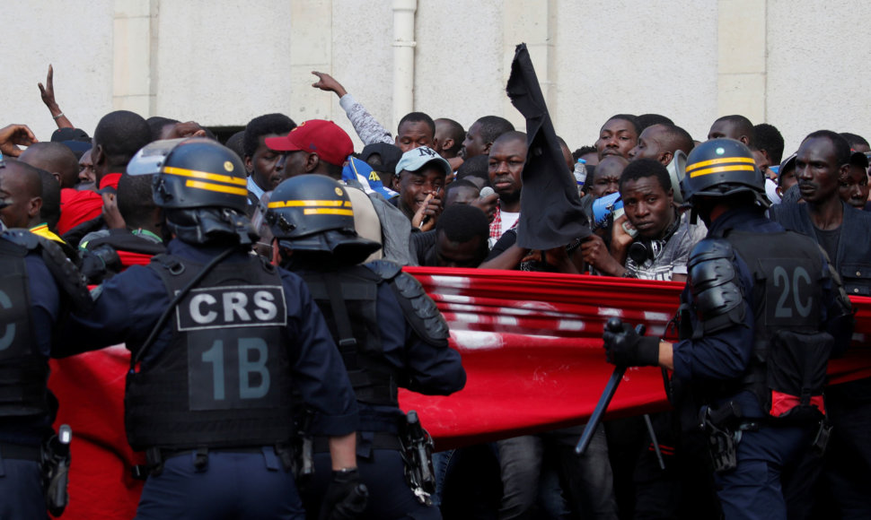 Paryžiaus centre šimtai migrantų surengė protestą.