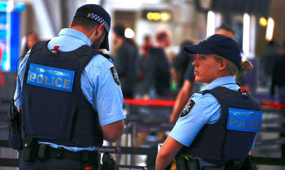 Australijos policijos pareigūnai Sidnėjaus oro uoste