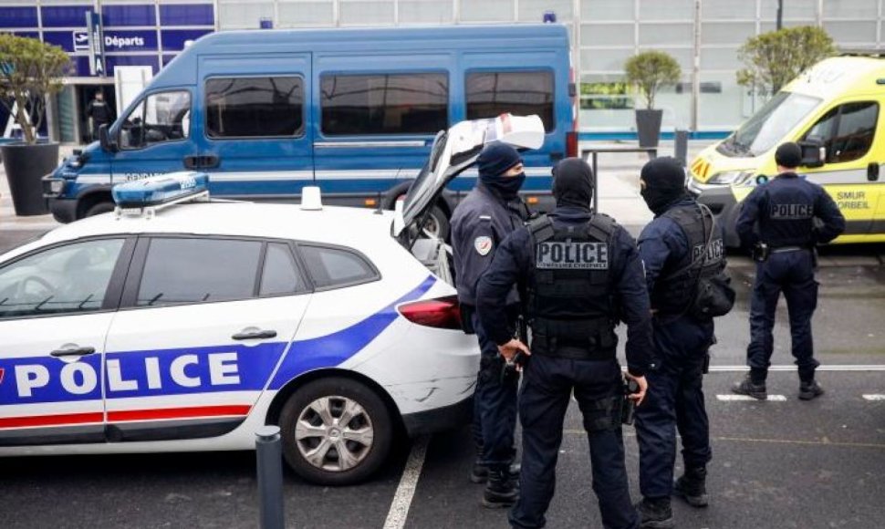 Kaukėti vyrai apvogė maždaug 20 turistų prie oro uosto