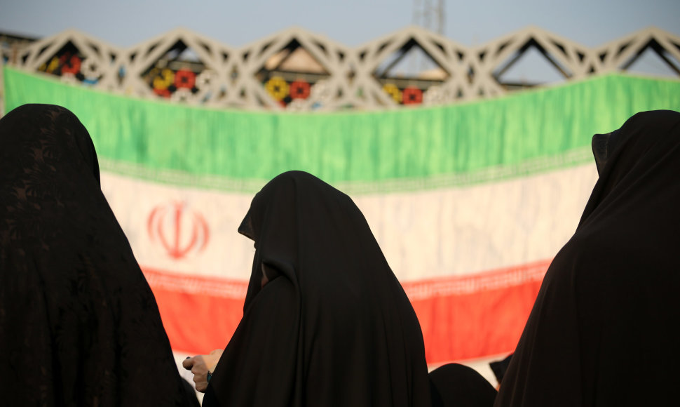 Irane už hidžabo įstatymo nesilaikymą įvestos griežtos bausmės