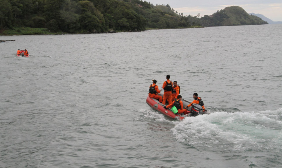 Indonezijoje nuskendus keltui ieškoma dešimčių dingusių žmonių