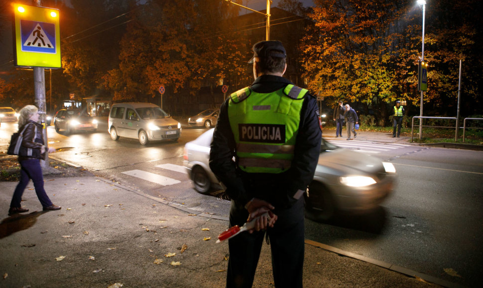 Policijos priemonė prie pėsčiųjų perėjų