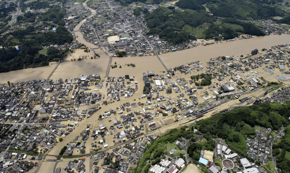 Japonijos vakarinius rajonus šeštadienį skalaujant smarkioms liūtims kilo dideli potvyniai.