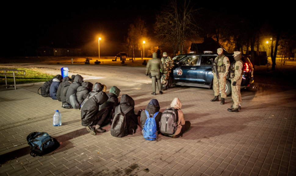 Marcinkonių kaime (Varėnos r.) prie parduotuvės sulaikyta 16 migrantų iš Irako grupė