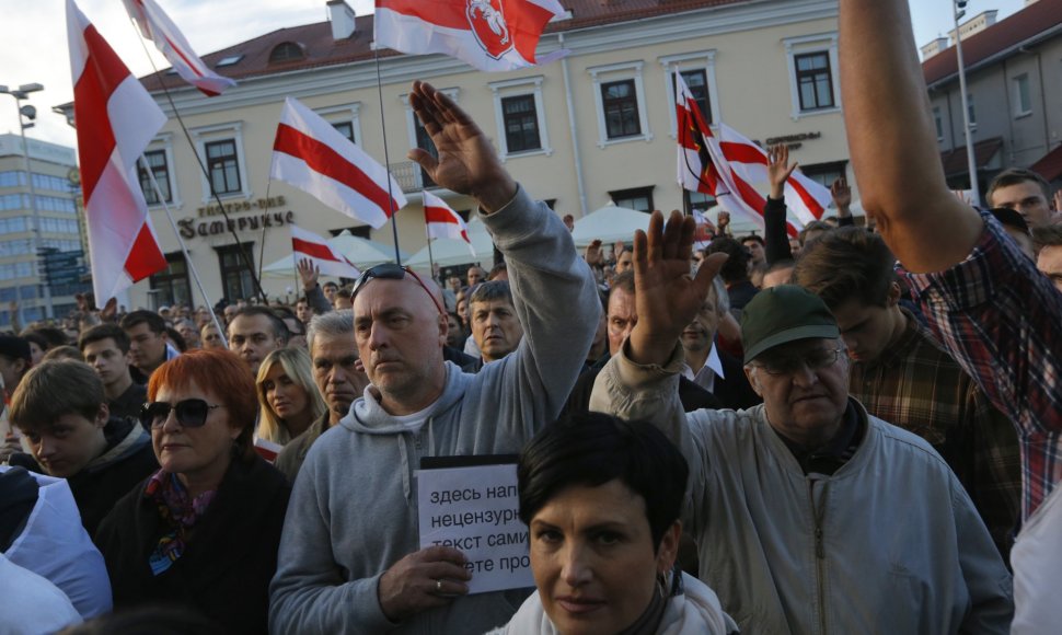 Apie tūkstantis opozicijos aktyvistų sekmadienį protestavo Minske.