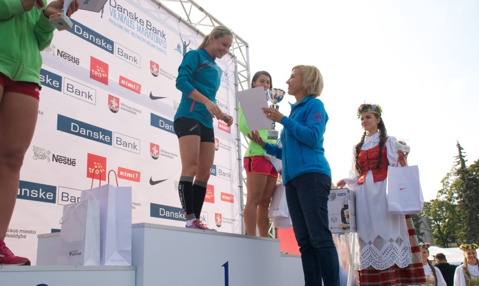 „Puikus sekmadienio rytas!” – pirmoji pasiekusi „Nestle 10 km“ bėgimo finišą Vilniaus maratone ištarė olimpinė čempionė Laura Asadauskaitė-Zadneprovskienė.