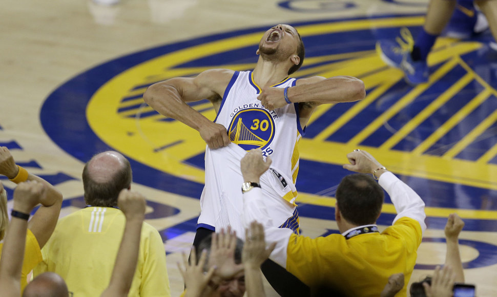 Stephenas Curry triumfuoja