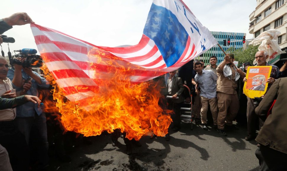 Iraniečiai išėjo į gatves dėl JAV pasitraukimo iš branduolinės sutarties