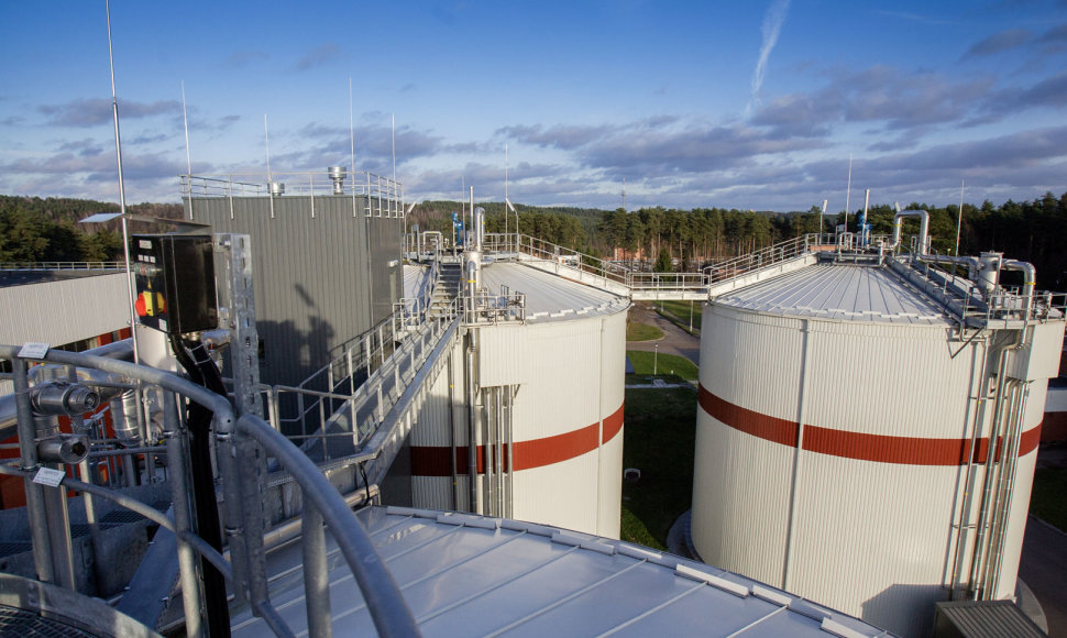 Naujoji dumblo apdorojimo sistema leidžia išgauti pūdymo metu susidariusias biodujas, kurios panaudojamos elektros ir šilumos energijos gamyba (Vladimiro Ivanovo, "Verslo žinios" nuotrauka)