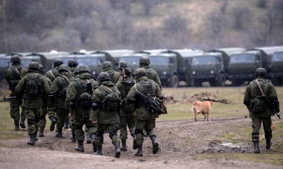 Rusijos kariai prie karinės bazės Perevalnoje, Kryme.