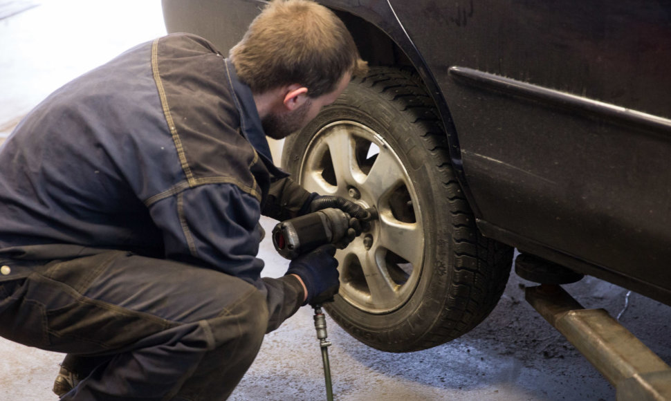 Automobilių servise keičiamos padangos