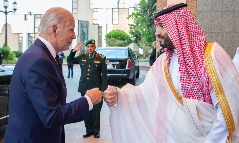 Joe Bidenas su Saudo Arabijos princu Mohammedu bin Salmanu pasisveikino susimušdamas kumščiais