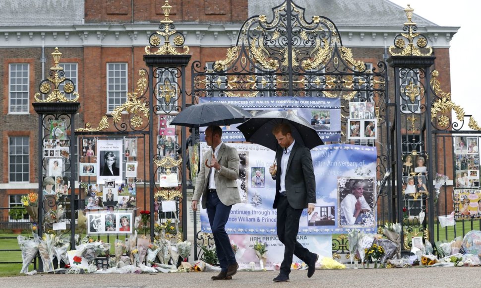 Princas Williamas ir princas Harry prie Kensingtono rūmų vartų, paskendusių gėlėse