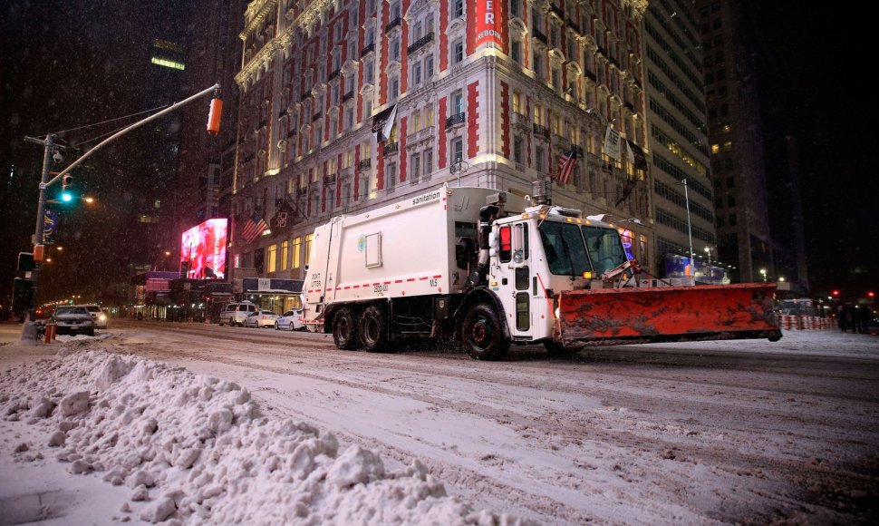 Niujorko gatvėse valomas sniegas