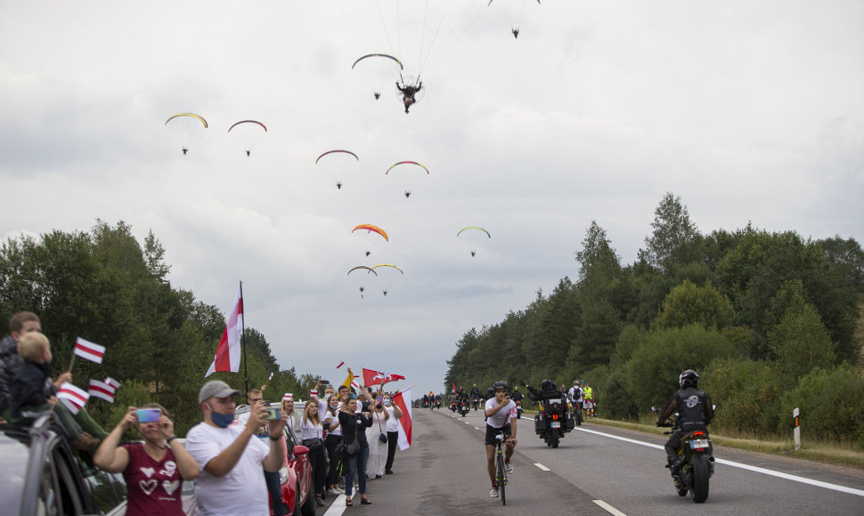 50 tūkstančių žmonių stojo į gyvą grandinę: lietuviai solidarizuojasi su baltarusiais