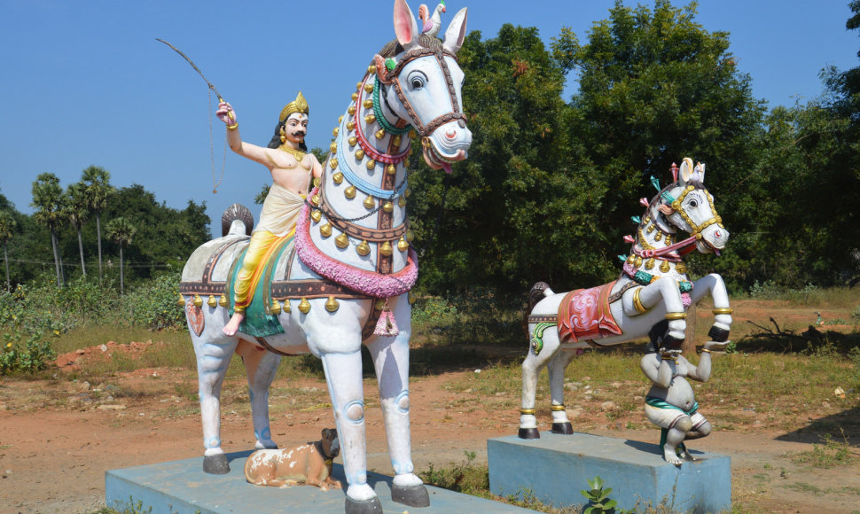 Statulos šalia tamilų šventyklos