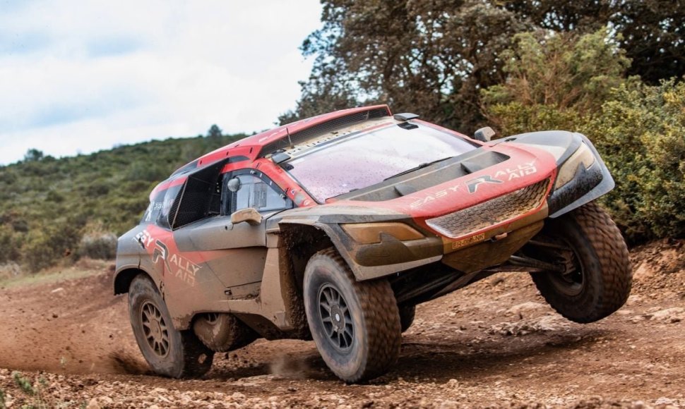 Vaidotas Žala 2019 m. išbandė Dakarui skirtą „Peugeot“