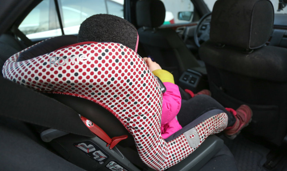 Policija Vilniuje tikrino, ar vaikai vežami tinkamose kėdutėse