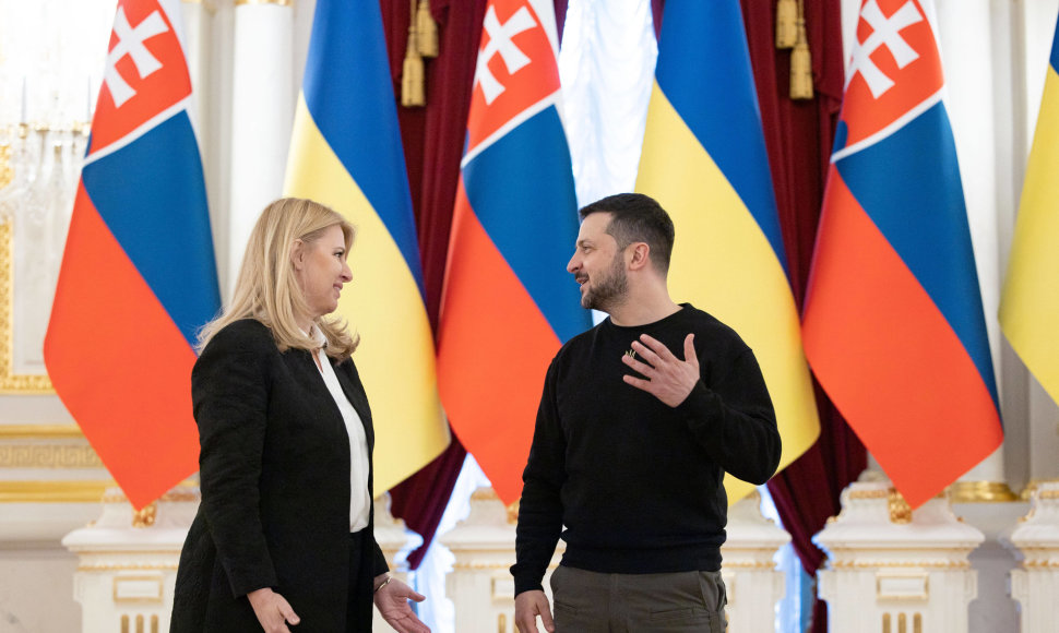 Slovakijos vadovė Zuzana Čaputova ir Ukrainos prezidentas Volodymyras Zelenskis Kyjive