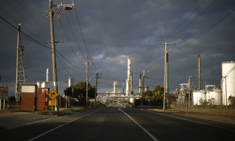 Į „Shell“ naftos perdirbimo gamyklą vedantis kelias