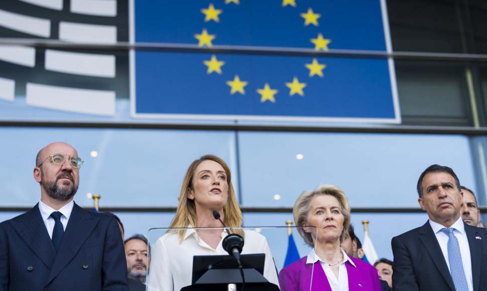 Charlesas Michelis, Roberta Metsola, Ursula von der Leyen ir Haimas Regevas