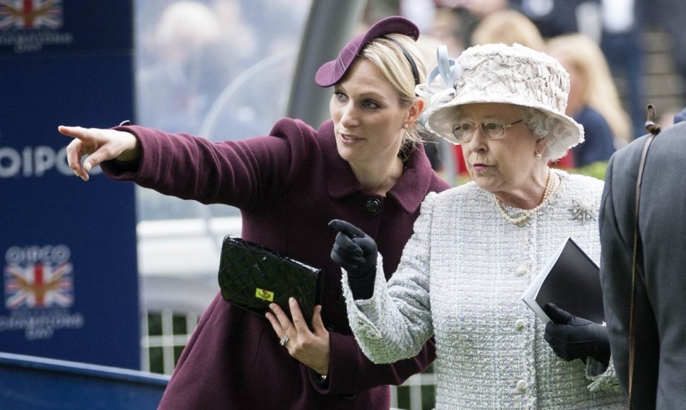 Zara Tindall su močiute karaliene Elizabeth II
