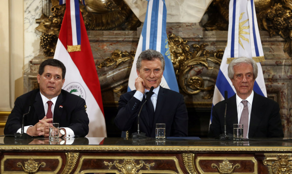 Argentinos prezidentas M.Macri (viduryje), Urugvajaus prezidentas T.Vazguezas (dešinėje) ir Paragvajaus prezidentas H.Cartesas paskelbė, jog trys šalys bandys kartu surengti 2030 metų pasaulio čempionatą.