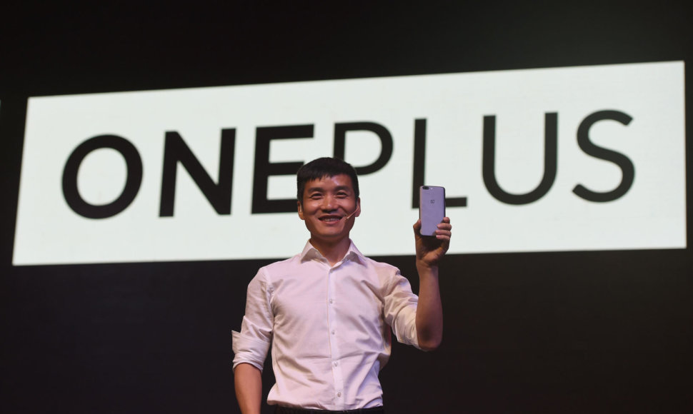 „OnePlus“ vadovas Pete'as Lau pristatinėja „OnePlus 5“ telefonus