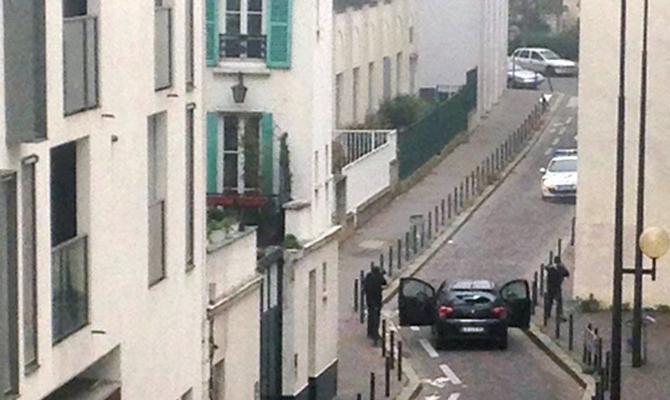 Ginkluoti užpuolikai netoli „Charlie Hebdo“ redakcijos nusitaikę į policijos automobilį.