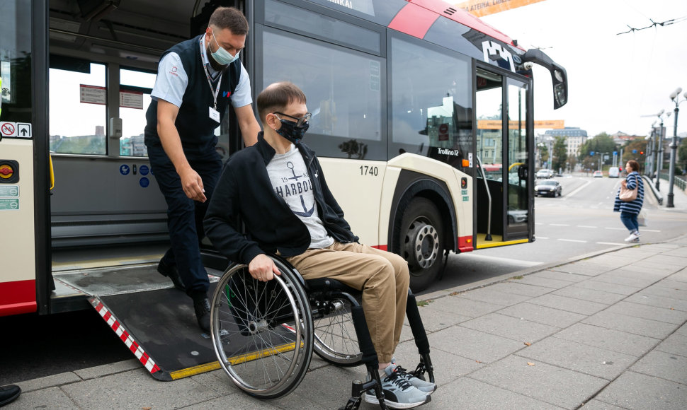 Vilniuje išbandyta nauja programėlė, padėsianti patogiau keliauti viešuoju transportu judumo negalią turintiems žmonėms