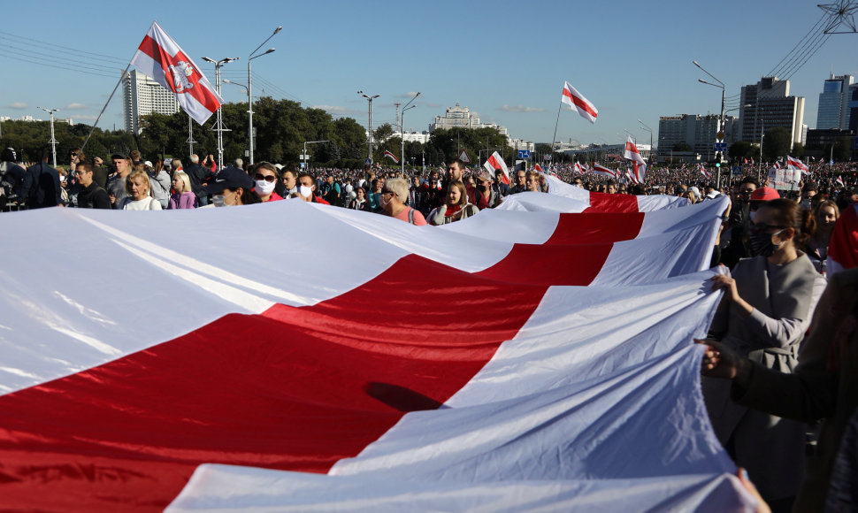 Minsko gatvėse – tūkstančiai protestuotojų