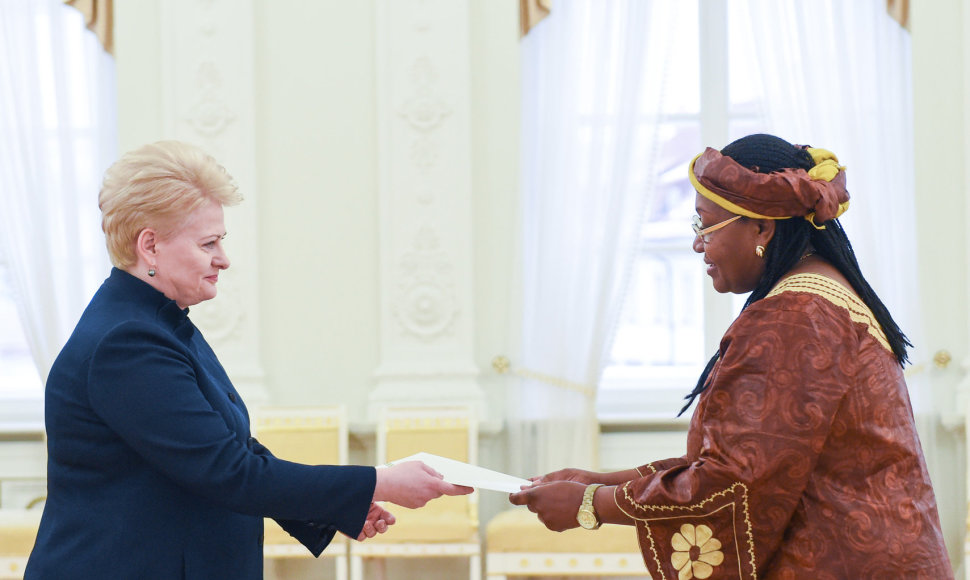 Lietuvos prezidentė Dalia Grybauskaitė ir Jungtinės Tanzanijos Respublikos ambasadorė Dora Mmari Msechu