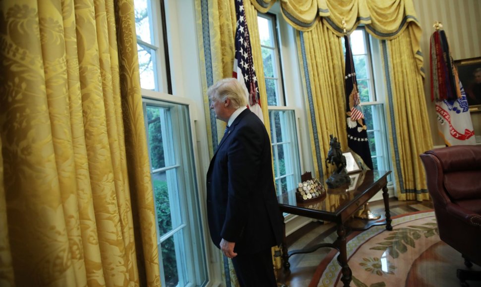 Donaldas Trumpas žiūri pro langą