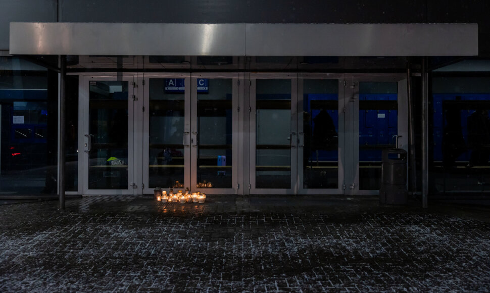 Žvakutės pagerbti žuvusį paauglį ledo ritulio treniruotės metu