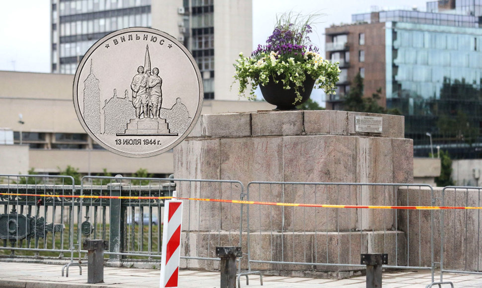 Ant monetos vaizduojamos dabar jau nukeltos Žaliojo tilto kareivių skulptūros