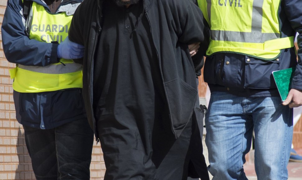 Policijos vedamas asmuo, įtariamas verbavimu į islamistų kovotojų grupuotes.