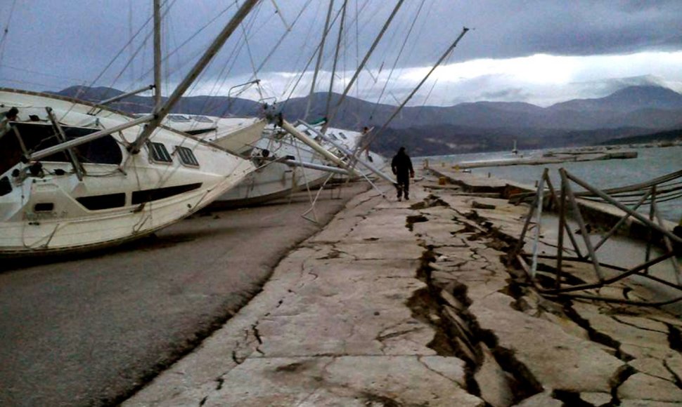 Graikijoje per žemės drebėjimą sugadinta prieplauka
