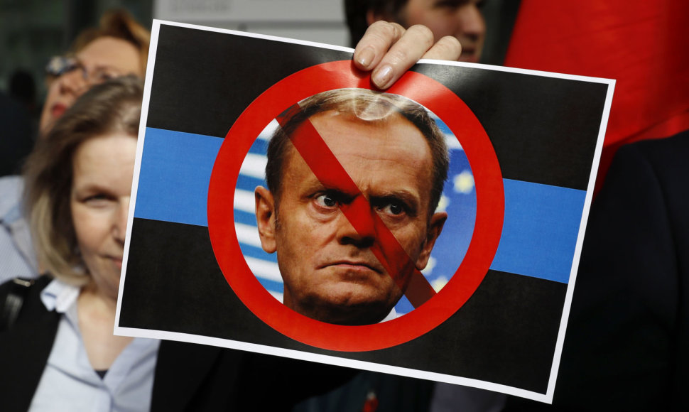 Protestuotoja Lenkijoje laiko Donaldo Tusko nuotrauką