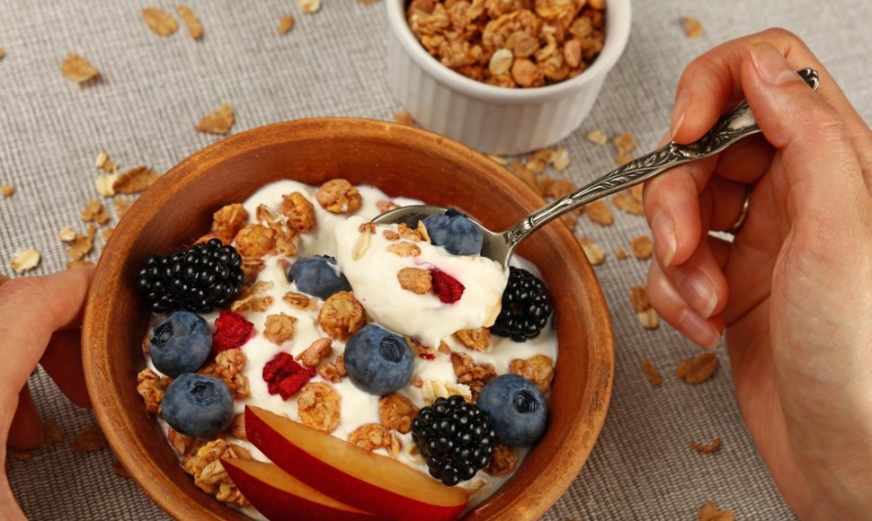 Naminė granola su vaisiais ir jogurtu