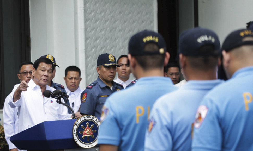 R.Duterte išplūdo nusikaltimais įtariamus policininkus.