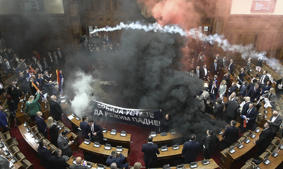 Chaosas Serbijos parlamente: sužeisti trys parlamentarai 