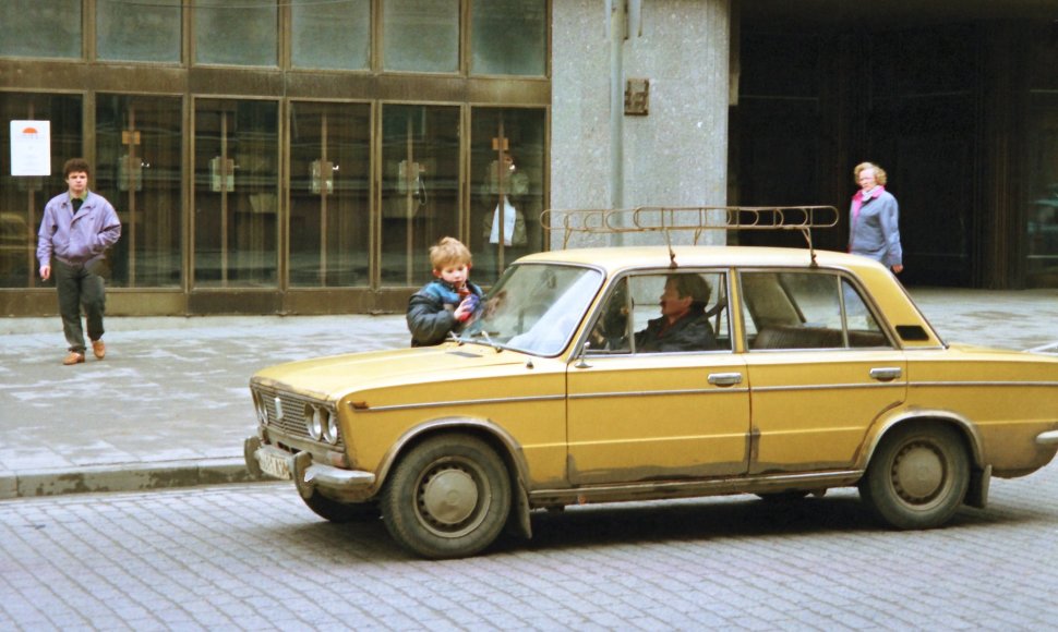 „Stiklų valytojas“, iš ciklo „Vilniaus vaikai“, fot. Christopher Oesterwinter, 1991–1995