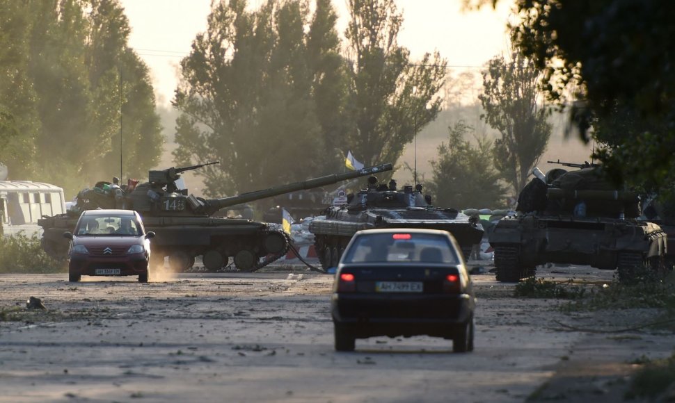 Ukrainos armijos tankai užblokavę į Rusiją vedantį kelią